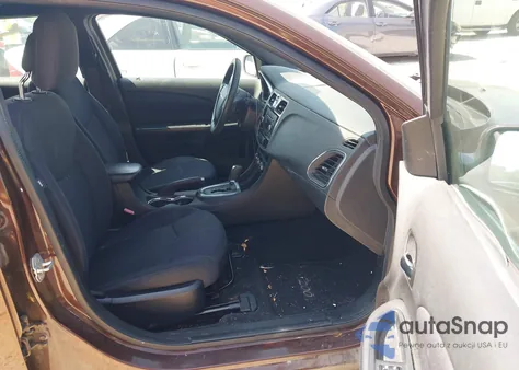 2013 Chrysler 200 Lx z USA, uszkodzony, nr VIN 1C3CCBAG2DN739329